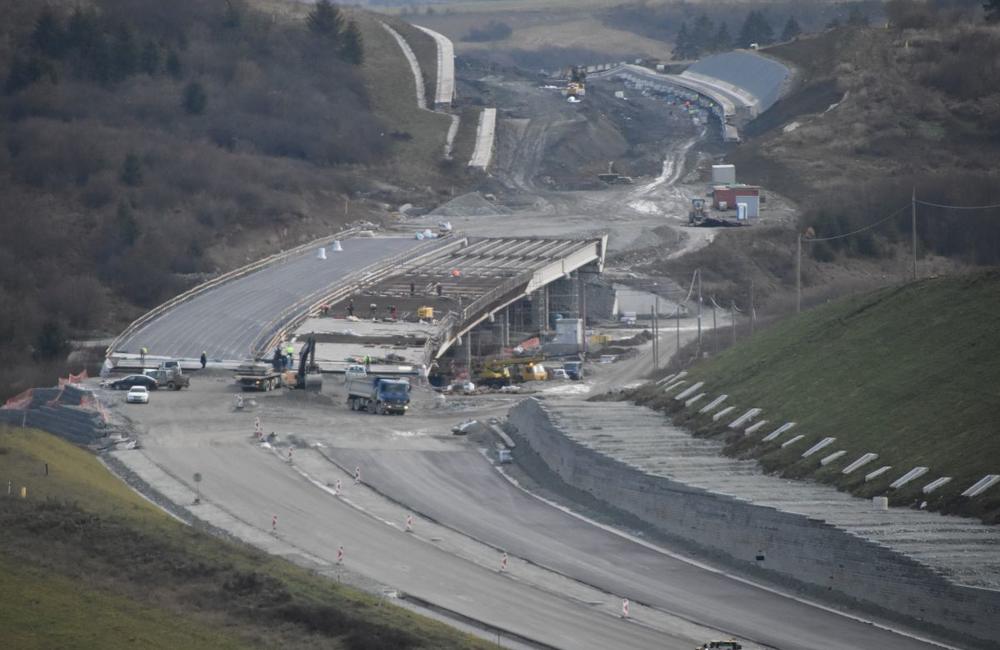 FOTO: Na stavbe diaľnice D1 pri Žiline aktívne pracujú na stavbe nových mostov a asfaltujú cesty, foto 10