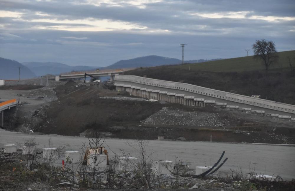 FOTO: Na stavbe diaľnice D1 pri Žiline aktívne pracujú na stavbe nových mostov a asfaltujú cesty, foto 23