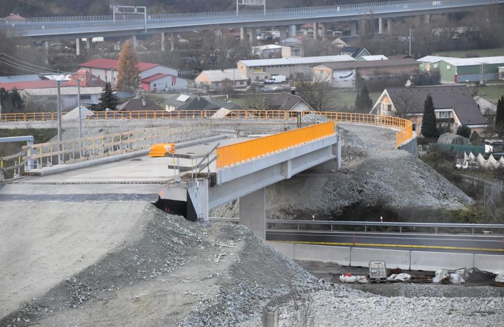 FOTO: Na stavbe diaľnice D1 pri Žiline aktívne pracujú na stavbe nových mostov a asfaltujú cesty, foto 27