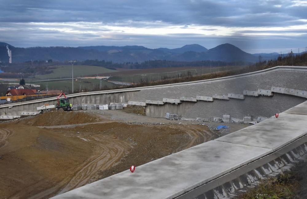 FOTO: Na stavbe diaľnice D1 pri Žiline aktívne pracujú na stavbe nových mostov a asfaltujú cesty, foto 24