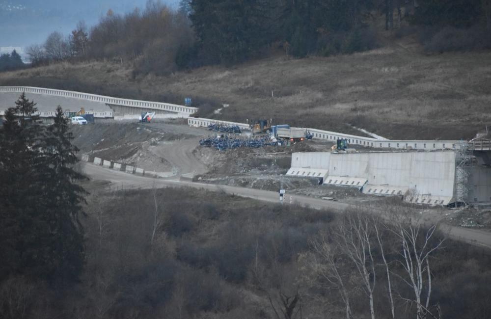 FOTO: Na stavbe diaľnice D1 pri Žiline aktívne pracujú na stavbe nových mostov a asfaltujú cesty, foto 12