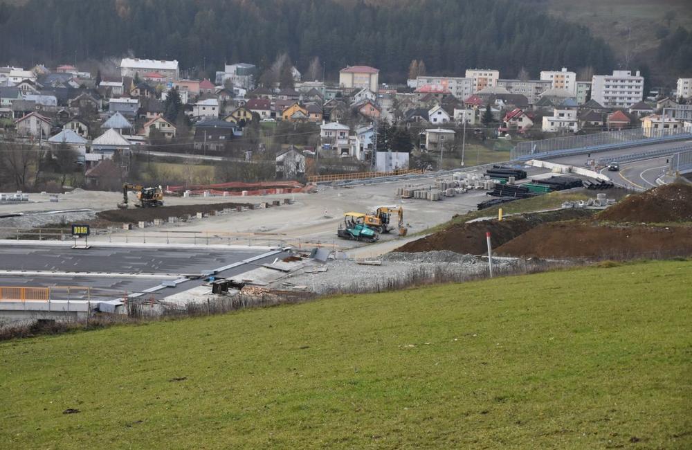 FOTO: Na stavbe diaľnice D1 pri Žiline aktívne pracujú na stavbe nových mostov a asfaltujú cesty, foto 20