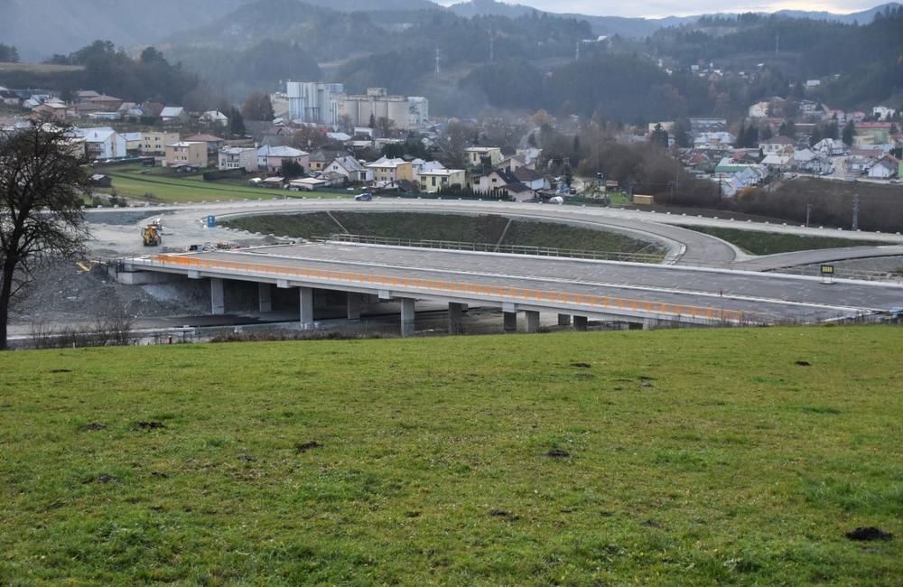 FOTO: Na stavbe diaľnice D1 pri Žiline aktívne pracujú na stavbe nových mostov a asfaltujú cesty, foto 16