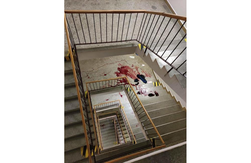 Agresívny študent po plese na UNIZA rozbil dvere internátov a zranil si nohu, foto 3