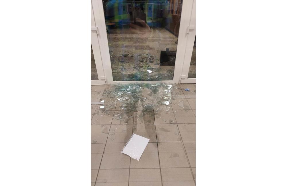 Agresívny študent po plese na UNIZA rozbil dvere internátov a zranil si nohu, foto 4