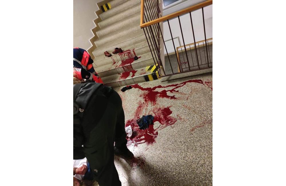 Agresívny študent po plese na UNIZA rozbil dvere internátov a zranil si nohu, foto 7