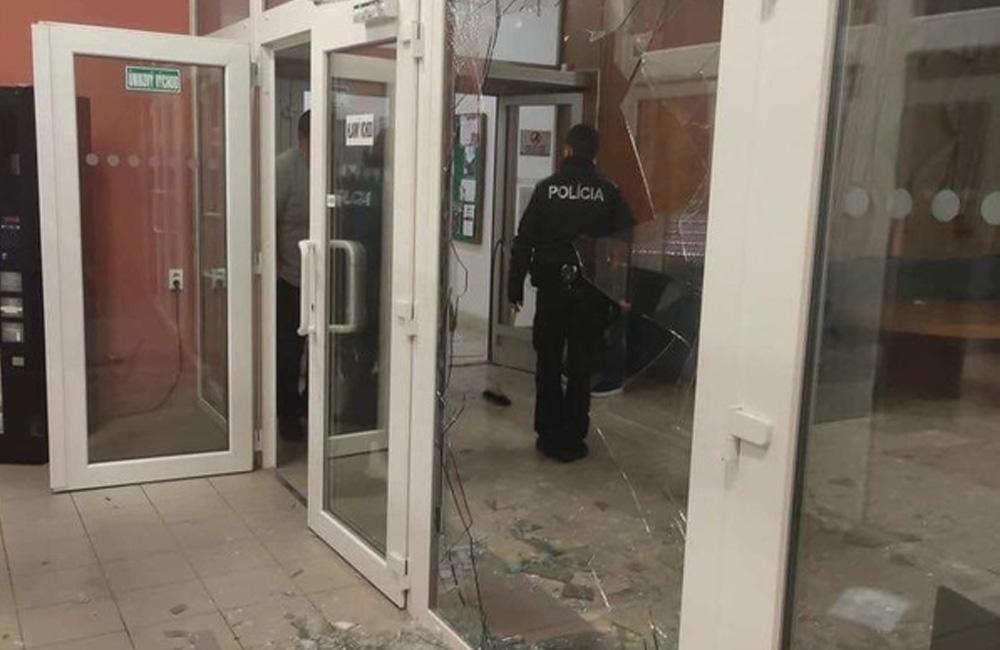 Agresívny študent po plese na UNIZA rozbil dvere internátov a zranil si nohu, foto 1