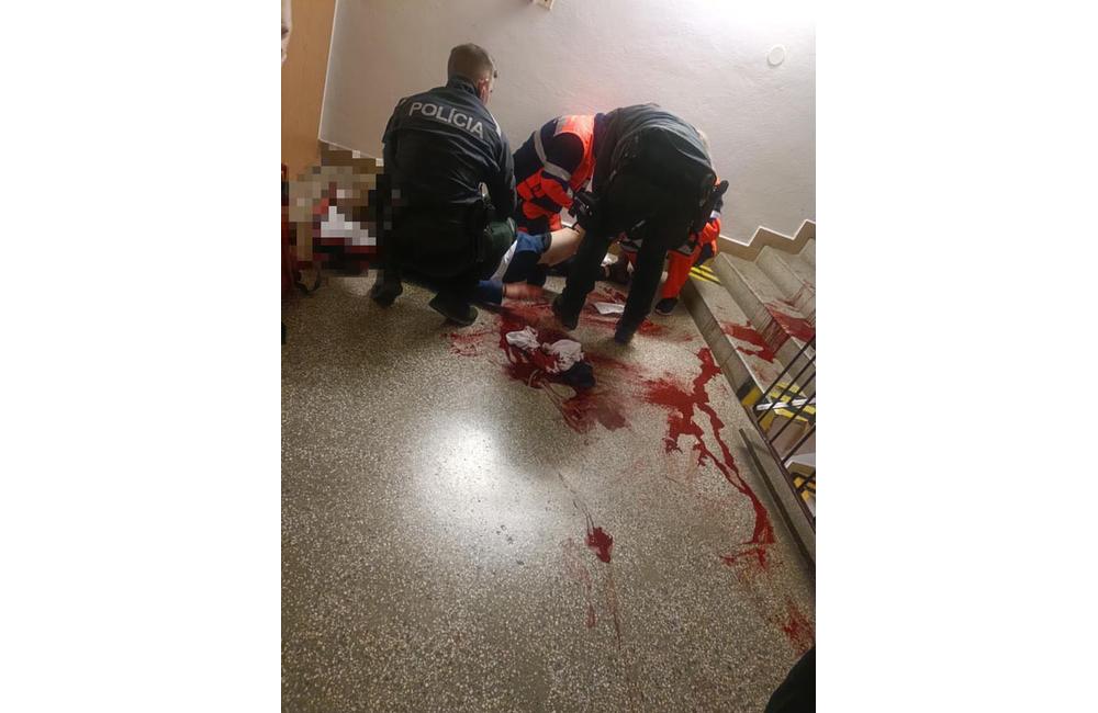 Agresívny študent po plese na UNIZA rozbil dvere internátov a zranil si nohu, foto 8