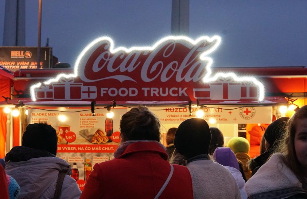 FOTO: Vianočný Coca-Cola kamión sa počas jazdy po Slovensku zastavil aj v Žiline, foto 2