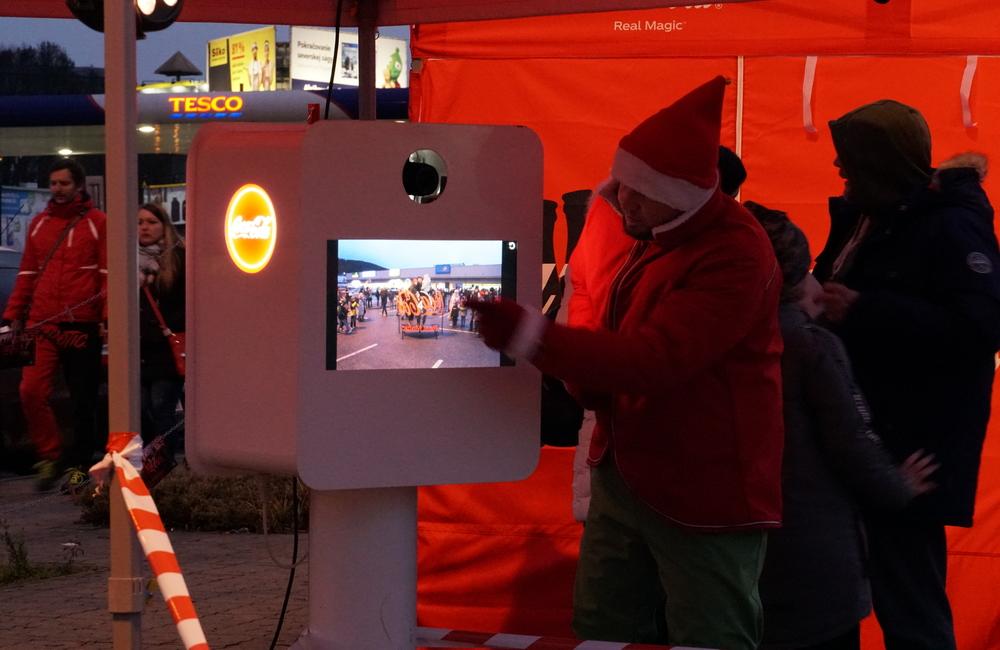FOTO: Vianočný Coca-Cola kamión sa počas jazdy po Slovensku zastavil aj v Žiline, foto 3