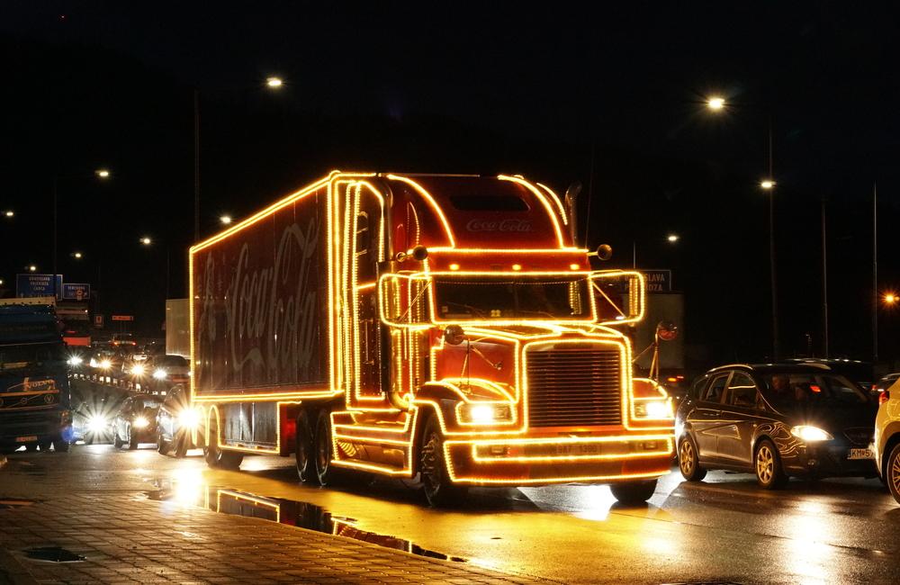 FOTO: Vianočný Coca-Cola kamión sa počas jazdy po Slovensku zastavil aj v Žiline, foto 4