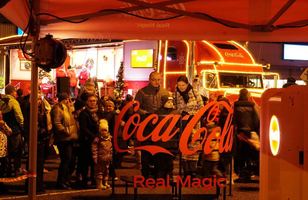 FOTO: Vianočný Coca-Cola kamión sa počas jazdy po Slovensku zastavil aj v Žiline, foto 10