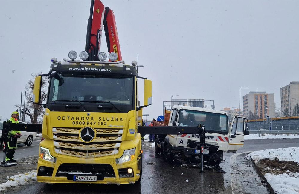 FOTO: Nehoda nákladného vozidla na Rajeckej ceste v Žiline 15. decembra 2022, foto 1