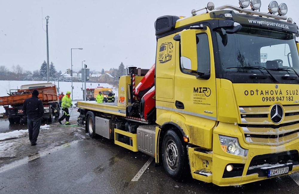 FOTO: Nehoda nákladného vozidla na Rajeckej ceste v Žiline 15. decembra 2022, foto 2