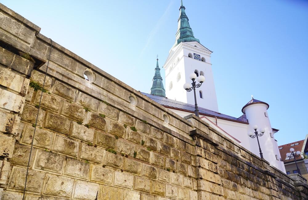 FOTO: Centrum Žiliny zdobí vyčistená kamenná balustráda, práce stáli 85-tisíc eur, foto 6
