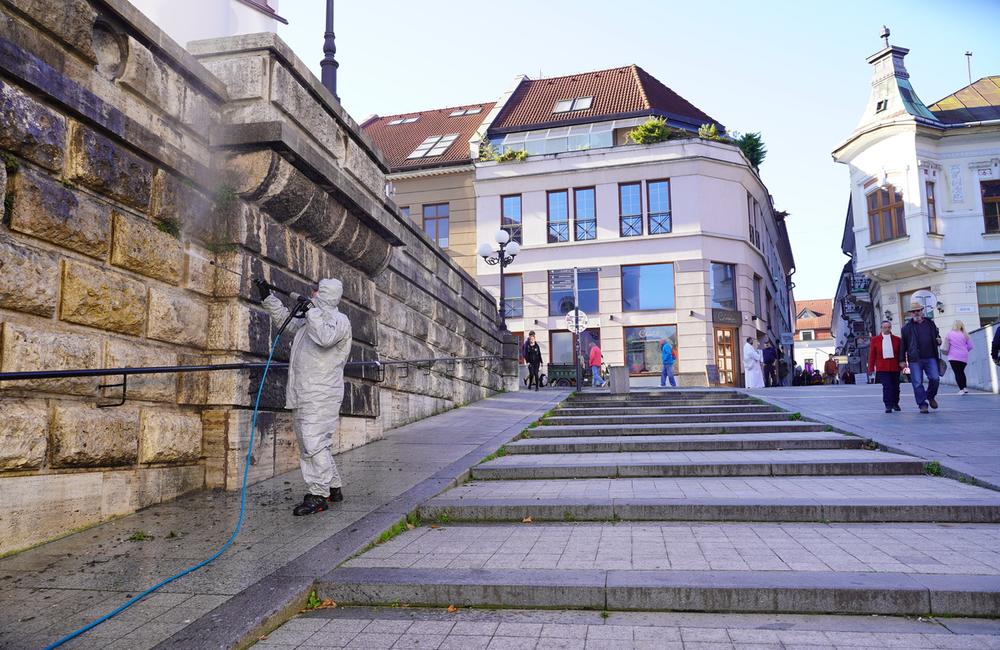 FOTO: Centrum Žiliny zdobí vyčistená kamenná balustráda, práce stáli 85-tisíc eur, foto 8
