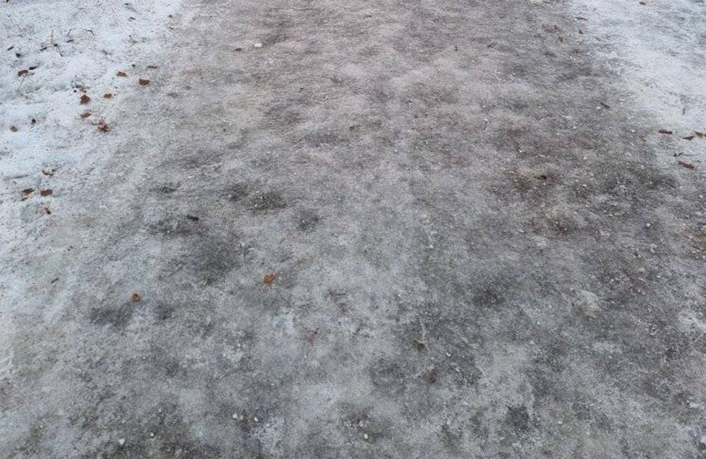 FOTO: Neposypané šmykľavé chodníky v Žiline 22. decembra 2022, foto 2