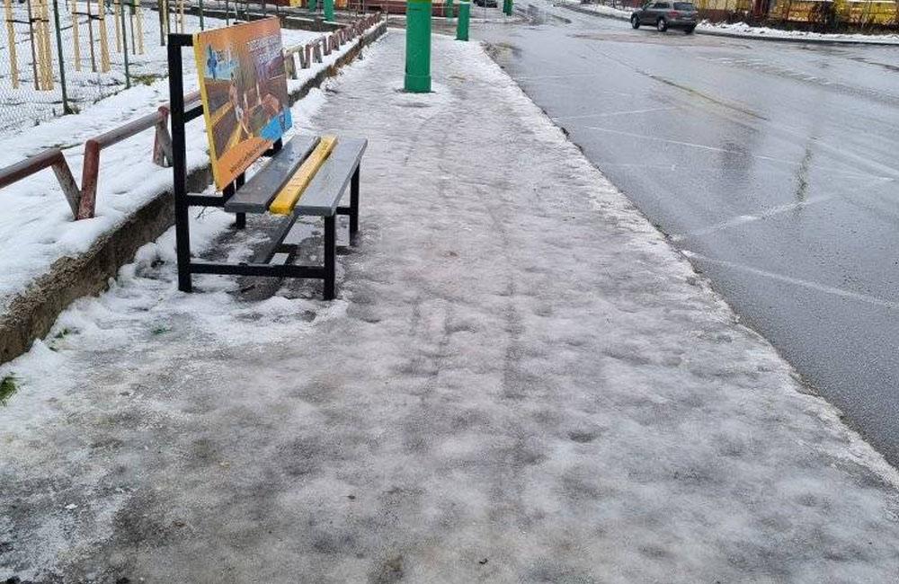 FOTO: Neposypané šmykľavé chodníky v Žiline 22. decembra 2022, foto 3