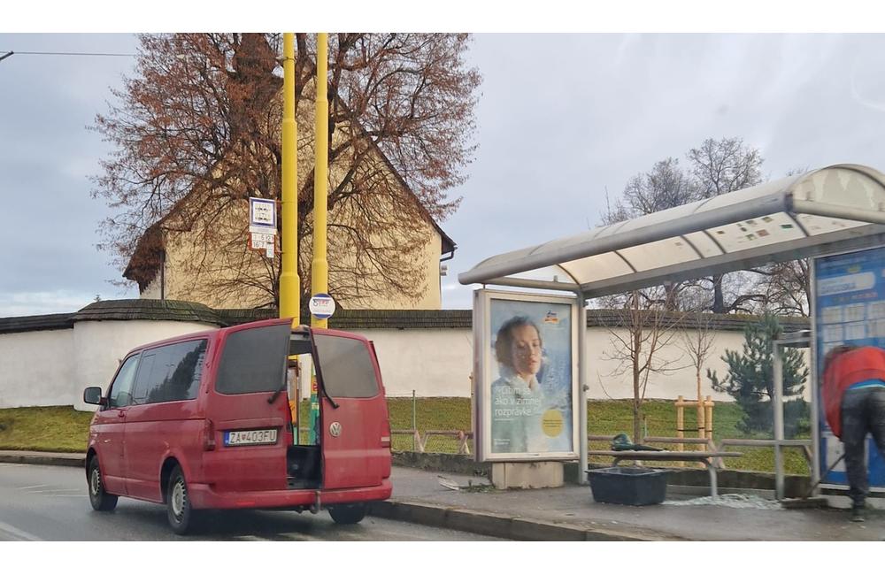 FOTO: Rozbité sklo na žilinských zastávkach MHD počas vianočných sviatkov 2022, foto 3
