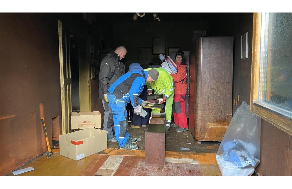 FOTO: Vypratávanie domu na Kysuciach po požiari, foto 3
