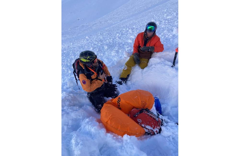 FOTO: Zásah HZS po páde lavíny na Chopku, ktorá strhla a zasypala dvoch lyžiarov, foto 1
