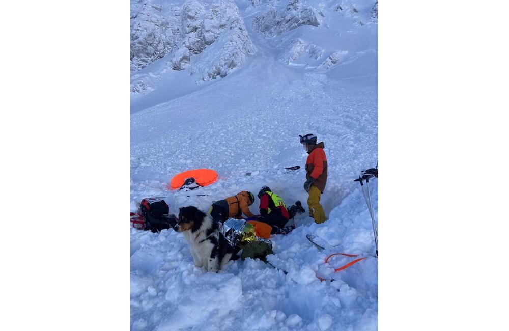 FOTO: Zásah HZS po páde lavíny na Chopku, ktorá strhla a zasypala dvoch lyžiarov, foto 2