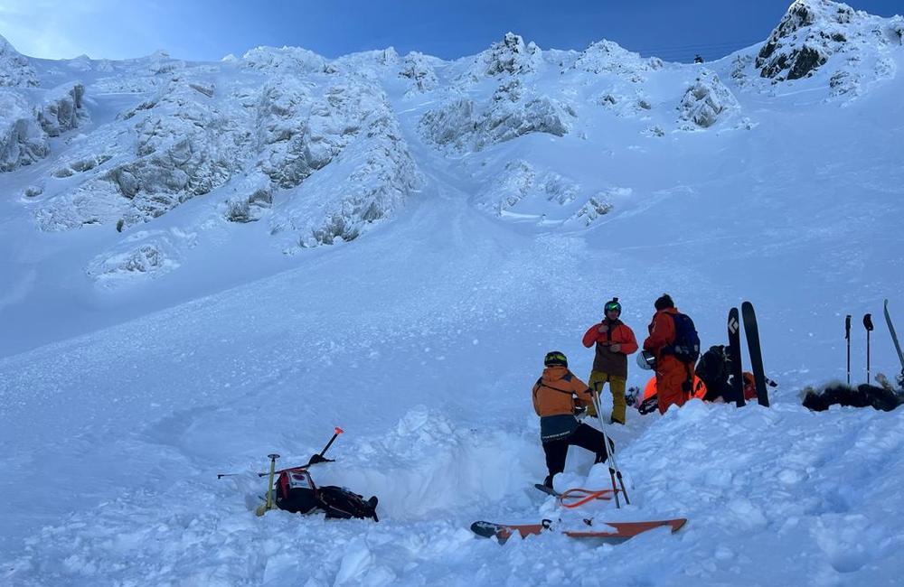FOTO: Zásah HZS po páde lavíny na Chopku, ktorá strhla a zasypala dvoch lyžiarov, foto 3