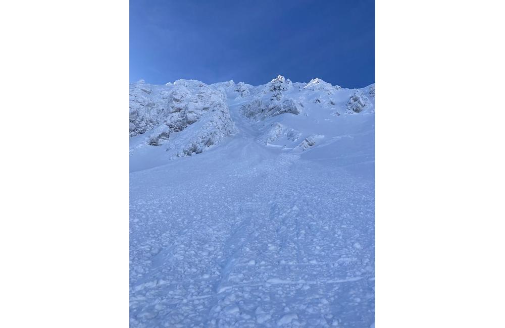 FOTO: Zásah HZS po páde lavíny na Chopku, ktorá strhla a zasypala dvoch lyžiarov, foto 6