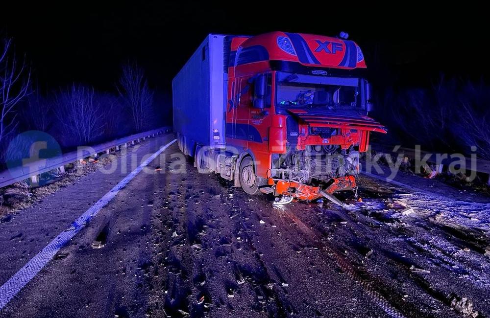 FOTO: Tragická dopravná nehoda kamióna s autom v obci Strečno, foto 1