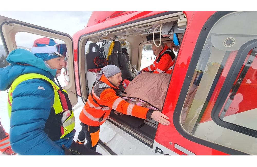 FOTO: Zásah HZS a VZZS pri zranenom snowboardistovi na Malinom Brde, foto 3