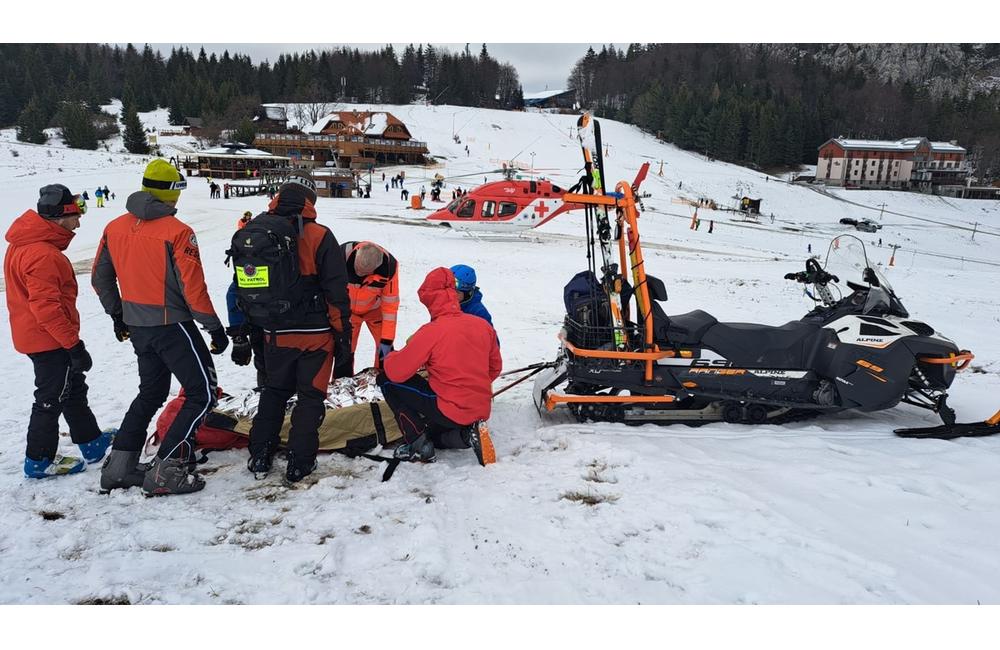 FOTO: Zásah HZS a VZZS pri zranenom snowboardistovi na Malinom Brde, foto 4