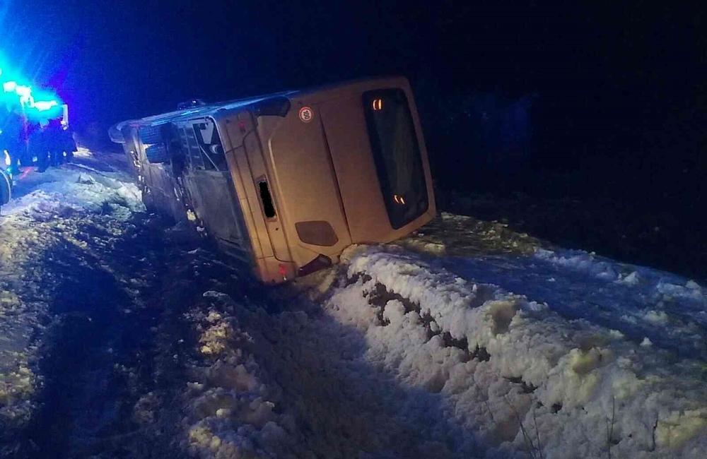 FOTO: Nehoda autobusu v Liptovskej Osade, päť osôb bolo zranených, foto 4