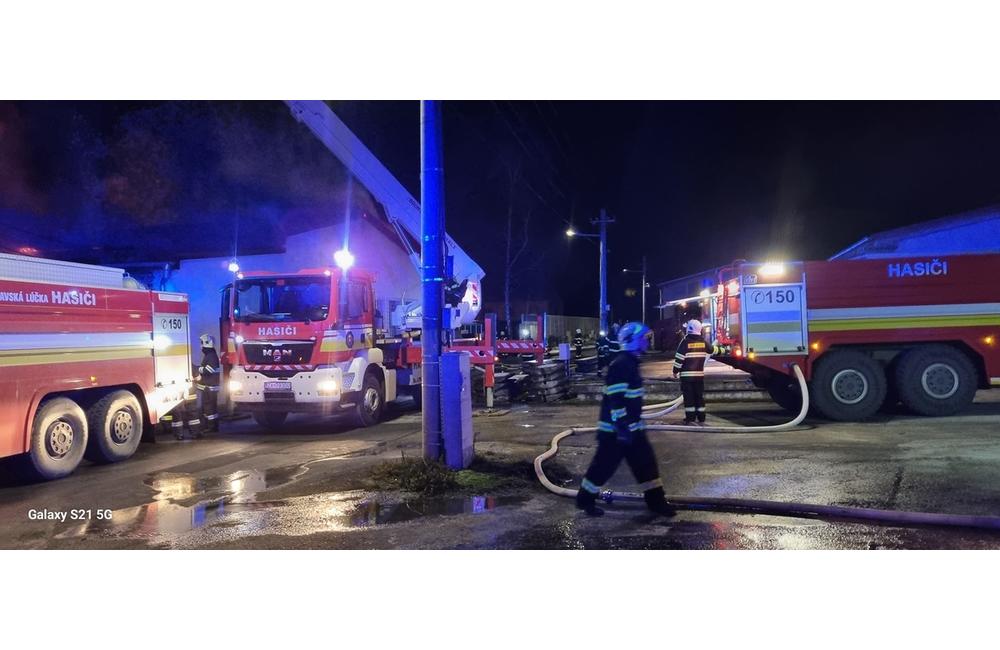 FOTO: Požiar haly v Hornom Hričove 23. januára 2023, foto 1