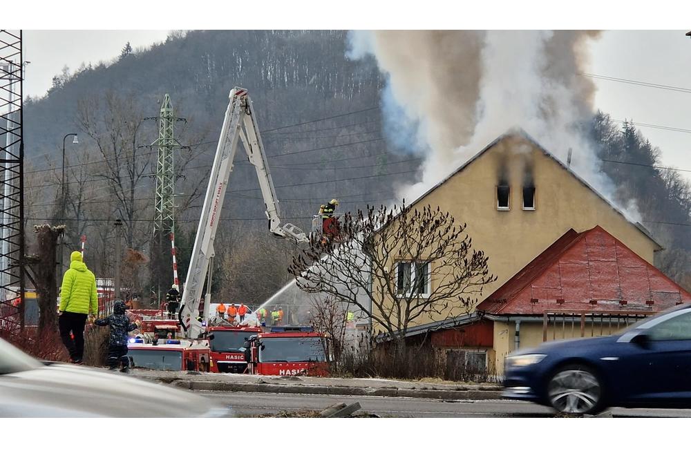 FOTO: Požiar budovy pri vodojeme v Budatíne, foto 1