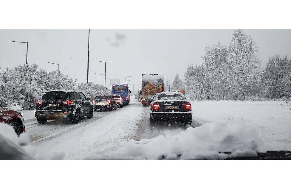 FOTO: Vodičov v Žiline a okolí trápi husté sneženie a šmykľavé vozovky, foto 2