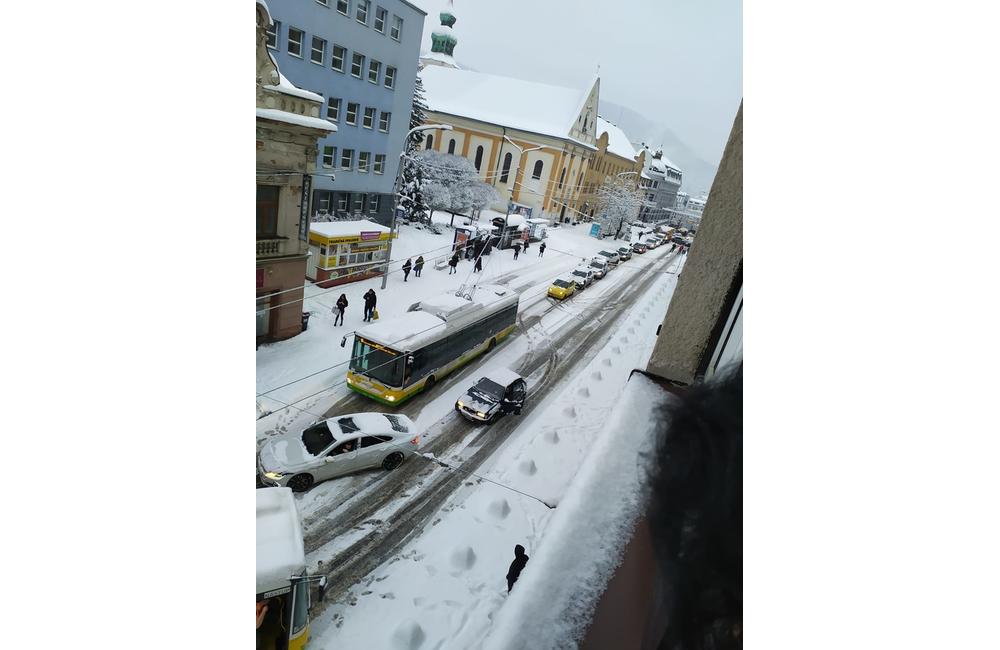 FOTO: Vodičov v Žiline a okolí trápi husté sneženie a šmykľavé vozovky, foto 3