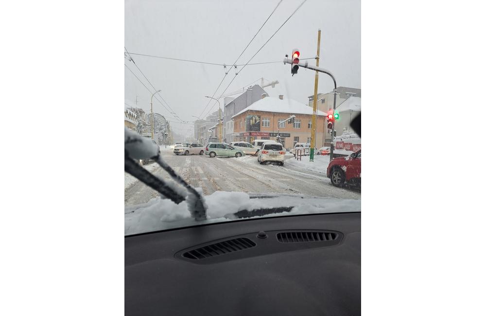 FOTO: Vodičov v Žiline a okolí trápi husté sneženie a šmykľavé vozovky, foto 5