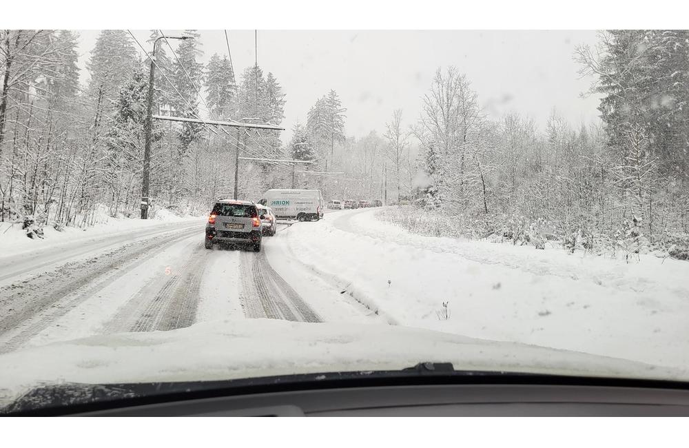 FOTO: Vodičov v Žiline a okolí trápi husté sneženie a šmykľavé vozovky, foto 6