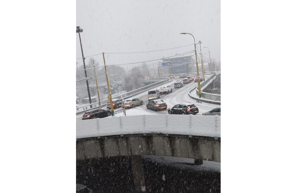 FOTO: Vodičov v Žiline a okolí trápi husté sneženie a šmykľavé vozovky, foto 8