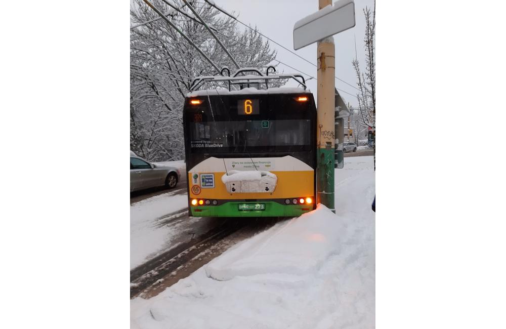 FOTO: Vodičov v Žiline a okolí trápi husté sneženie a šmykľavé vozovky, foto 9