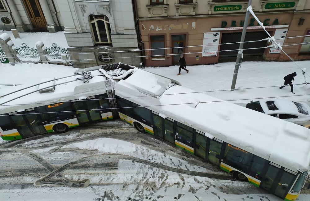 FOTO: Vodičov v Žiline a okolí trápi husté sneženie a šmykľavé vozovky, foto 1