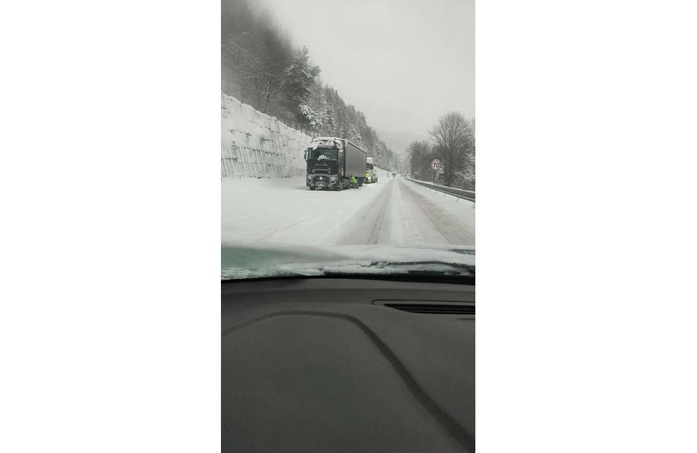 FOTO: Vodičov v Žiline a okolí trápi husté sneženie a šmykľavé vozovky, foto 13