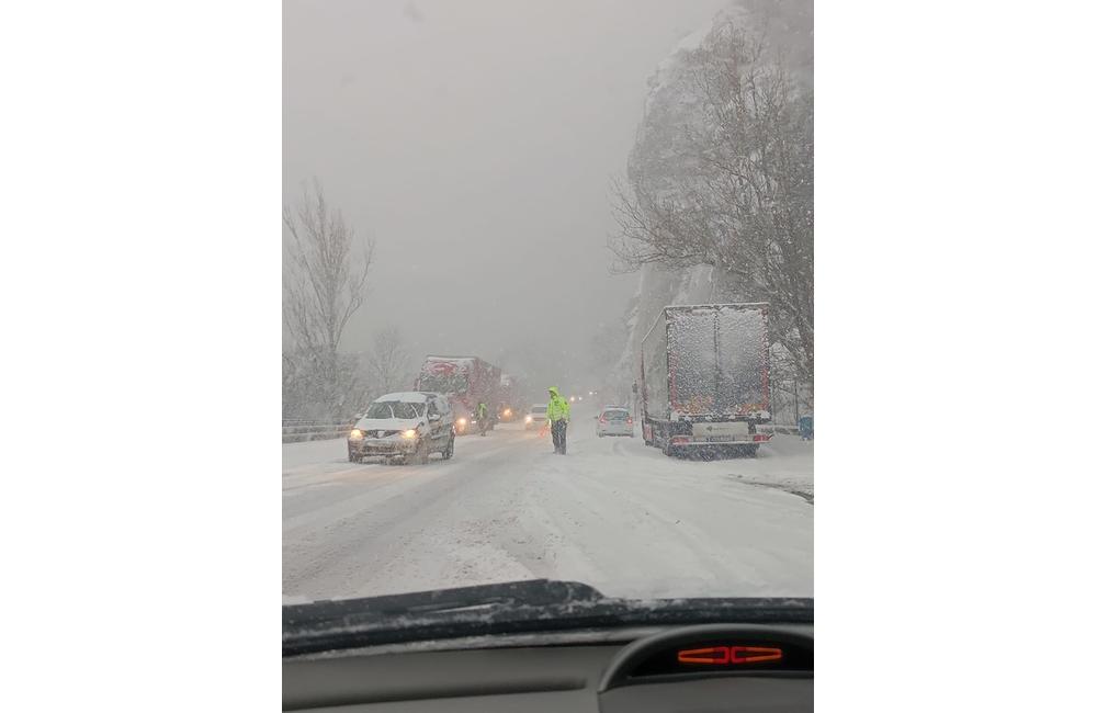 FOTO: Vodičov v Žiline a okolí trápi husté sneženie a šmykľavé vozovky, foto 14