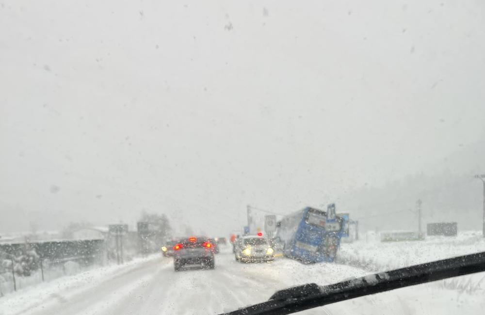 FOTO: Vodičov v Žiline a okolí trápi husté sneženie a šmykľavé vozovky, foto 15