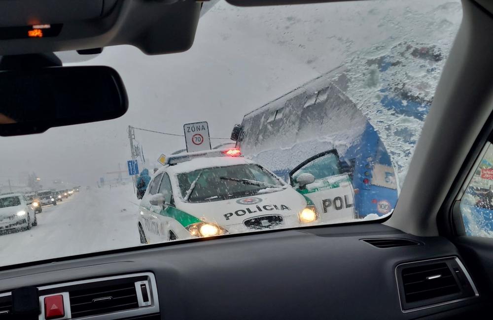 FOTO: Vodičov v Žiline a okolí trápi husté sneženie a šmykľavé vozovky, foto 16