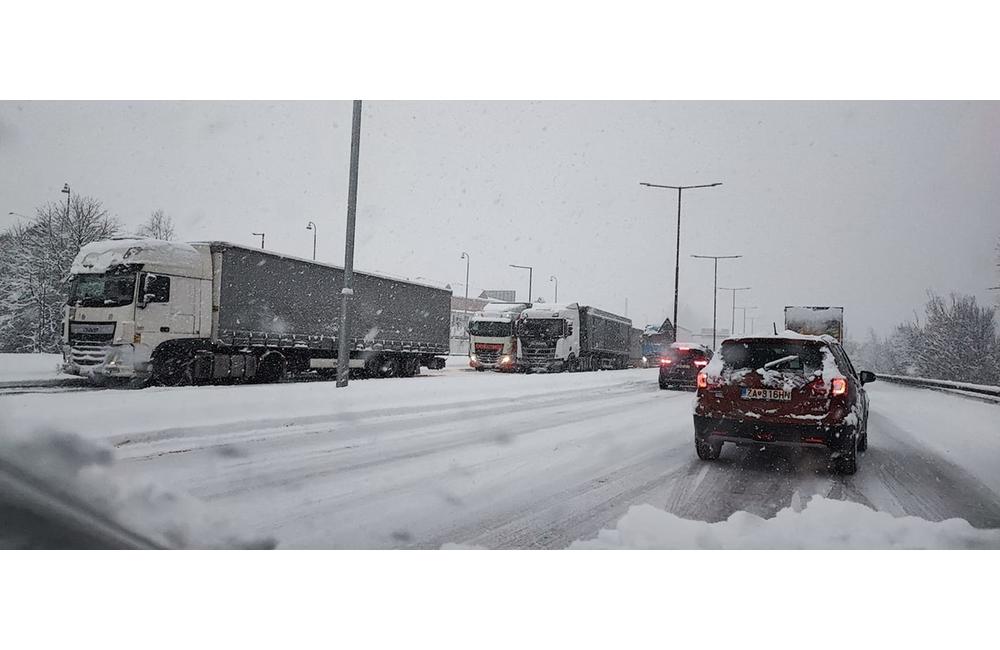 FOTO: Vodičov v Žiline a okolí trápi husté sneženie a šmykľavé vozovky, foto 17