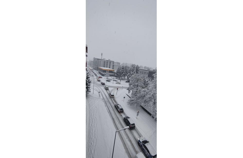 FOTO: Vodičov v Žiline a okolí trápi husté sneženie a šmykľavé vozovky, foto 18