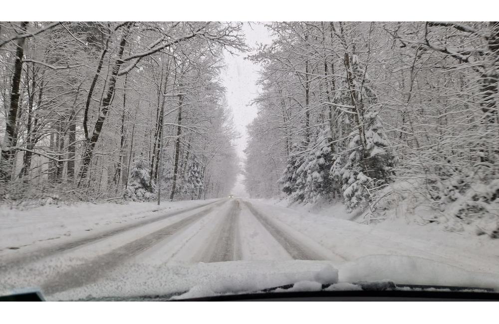FOTO: Vodičov v Žiline a okolí trápi husté sneženie a šmykľavé vozovky, foto 19