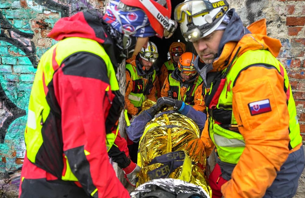 FOTO: Žilinskí hasiči pomáhajú Tureckým občanom po masívnom zemetrasení, foto 1