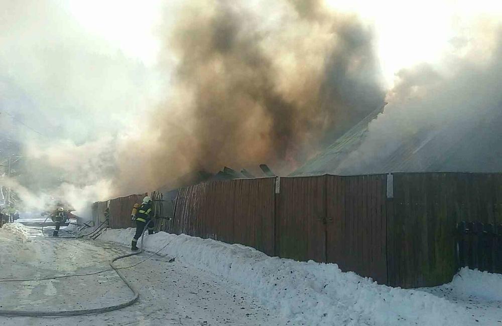 FOTO: Rozsiahly požiar garáže v Čadci , foto 4